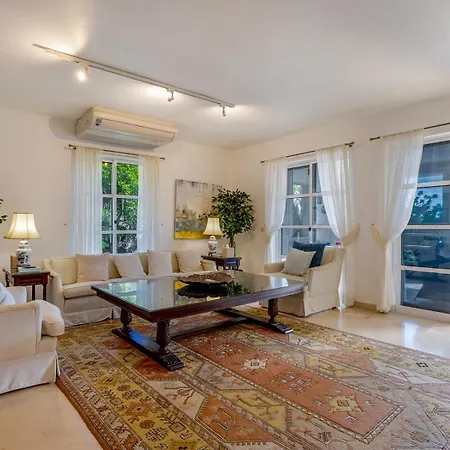 Jacaranda-pool, Sea View & Mature Garden Ταβίρα